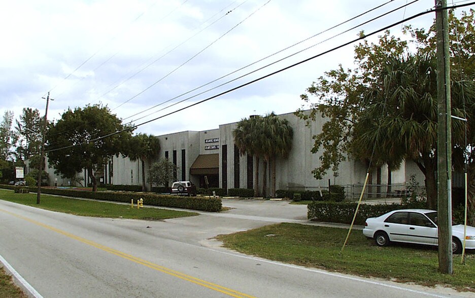 1111 Old Griffin Rd, Dania Beach, FL à louer - Photo de l’immeuble – Image 3 sur 14