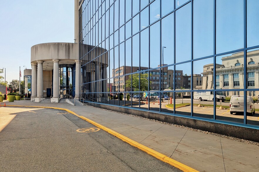405 Av Ogilvy, Montréal, QC à louer - Photo de l’immeuble – Image 3 sur 11