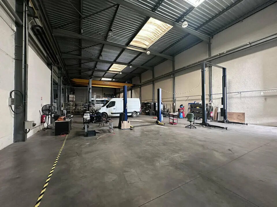 Local d'activités dans Fontaine à vendre Photo intérieure– Image 1 sur 8