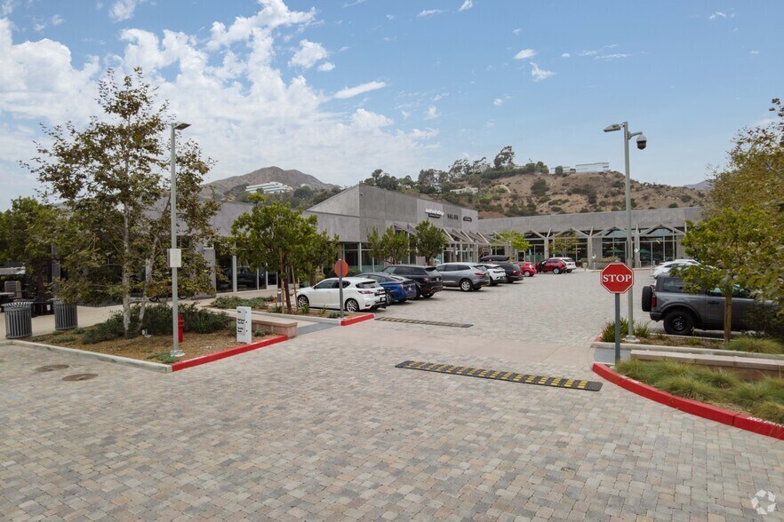 23401 Civic Center Way, Malibu, CA à vendre - Photo de l’immeuble – Image 3 sur 10