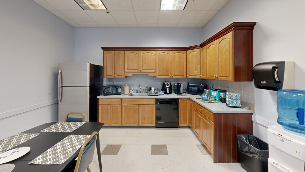 1082 Davol St, Fall River, MA à louer - Numérisation 3D Matterport – Image 1 sur 22