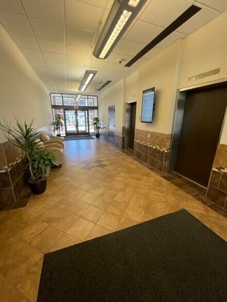 305 Mt Lebanon Blvd, Pittsburgh, PA à louer - Hall d’entrée – Image 3 sur 3