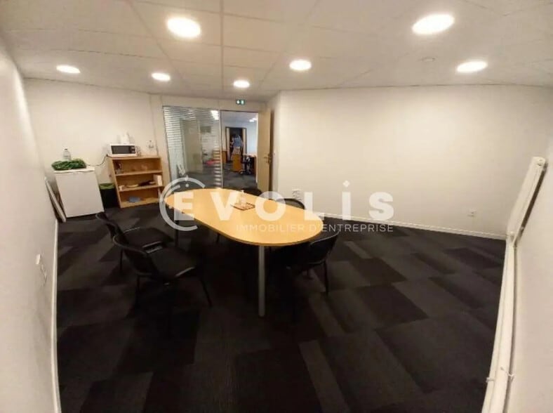 Bureau dans Boves à louer - Photo de l’immeuble – Image 3 sur 4