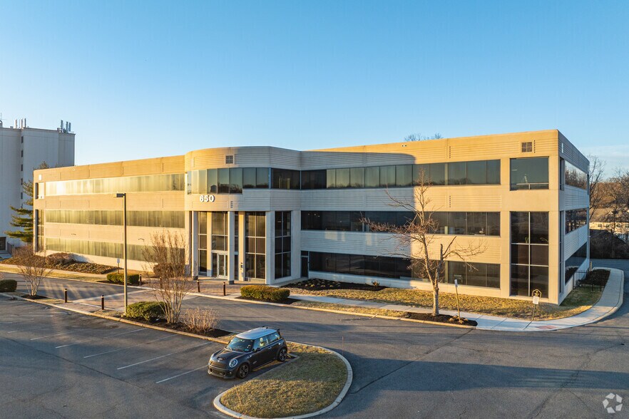 650 Naamans Rd, Claymont, DE à vendre - Photo principale – Image 1 sur 28