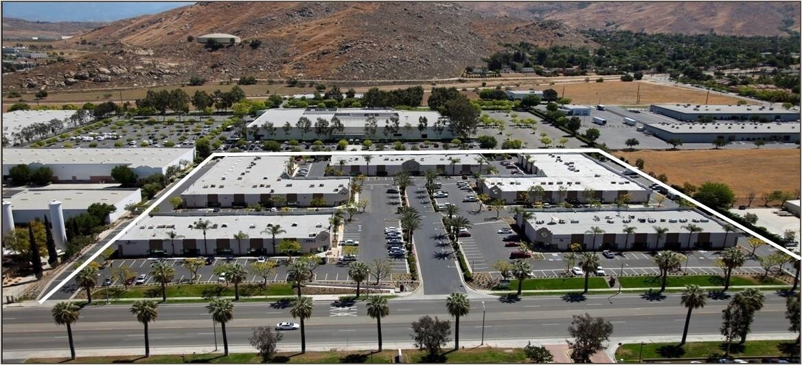 2010 Iowa Ave, Riverside, CA à louer Photo de l’immeuble– Image 1 sur 21