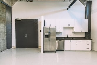 2744 E 11th St, Oakland, CA à louer Photo de l’immeuble– Image 1 sur 8