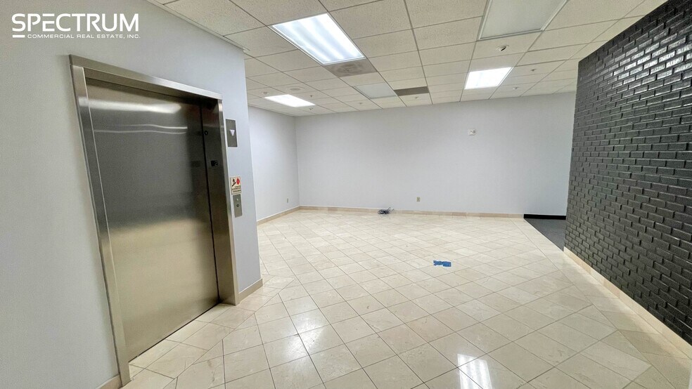 24251 Town Center Dr, Valencia, CA à louer - Photo de l’immeuble – Image 3 sur 17