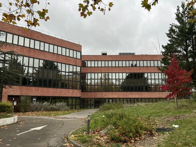 2 Boulevard Des Chênes, Guyancourt à louer - Photo de l’immeuble – Image 3 sur 3