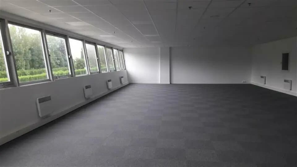 Local d’activités dans Marly-la-Ville à louer - Photo de l’immeuble – Image 3 sur 7