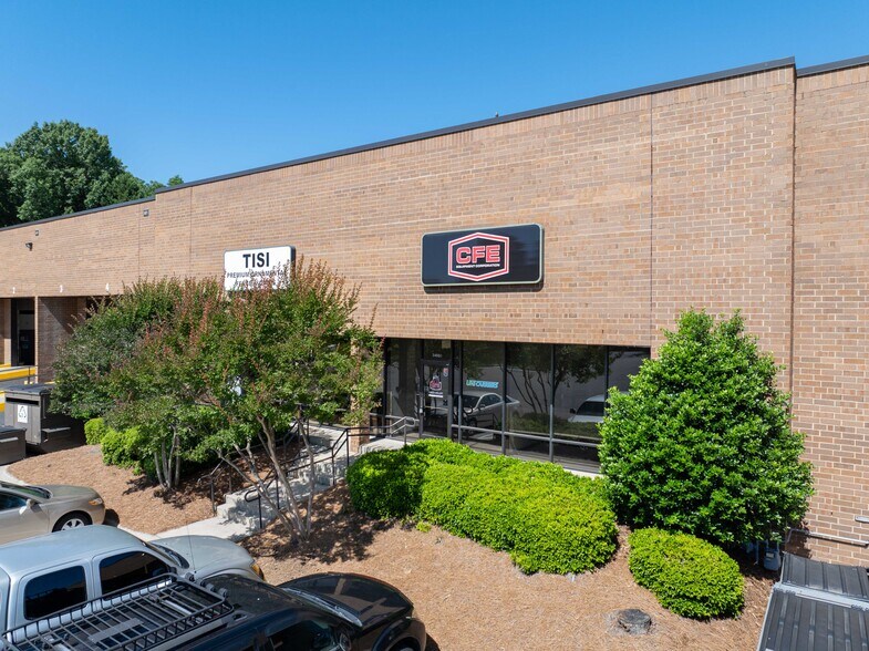 3400 Woodpark Blvd, Charlotte, NC à louer - Photo de l’immeuble – Image 2 sur 11