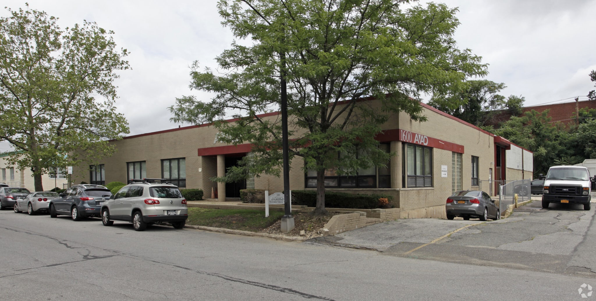 1600 Shames Dr, Westbury, NY à louer Photo principale– Image 1 sur 3