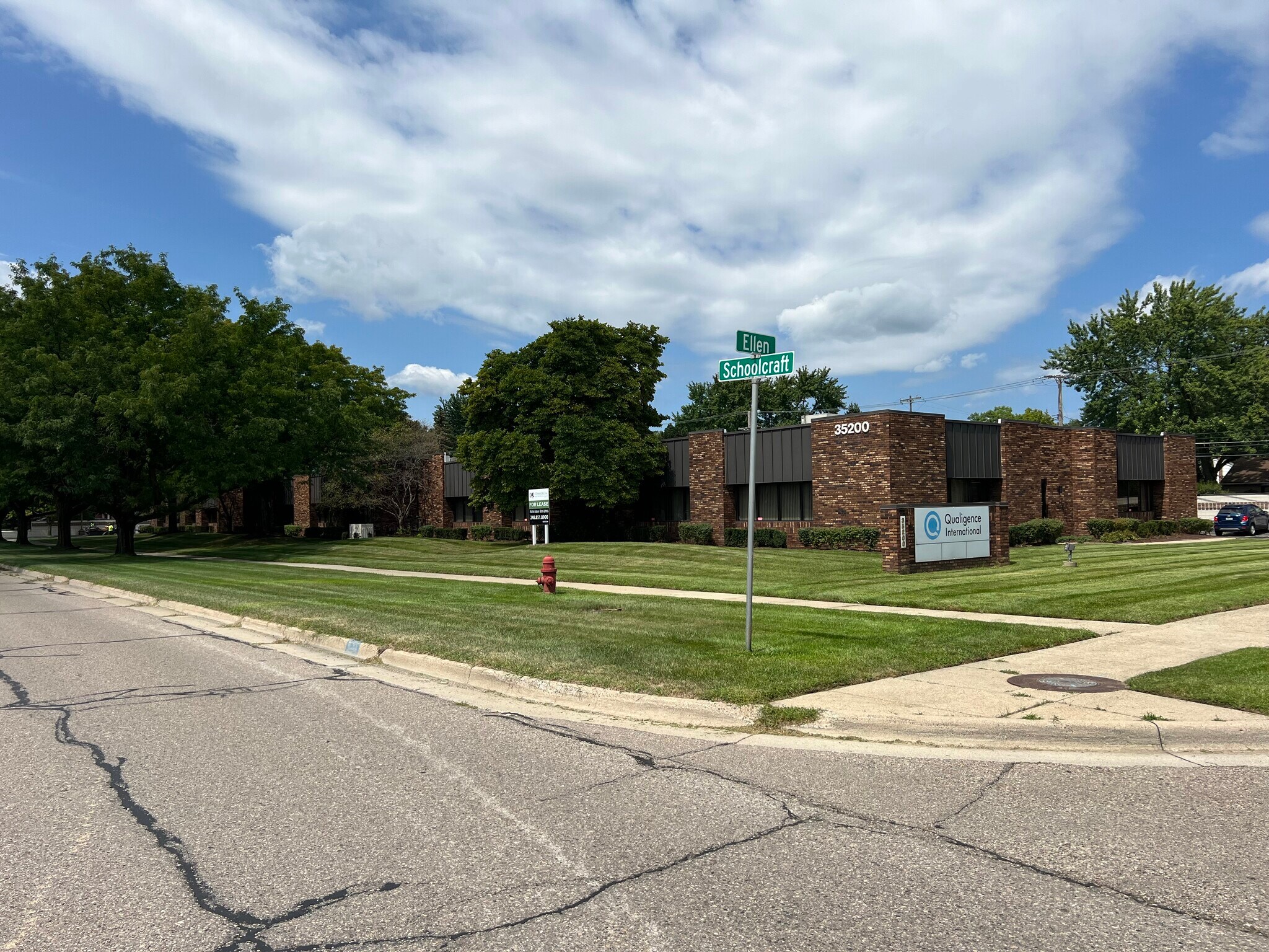 35200 Schoolcraft Rd, Livonia, MI à louer Photo de l’immeuble– Image 1 sur 8