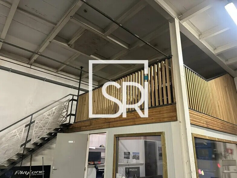 Industriel/Logistique dans Saint-Yorre à vendre - Photo intérieure – Image 2 sur 10