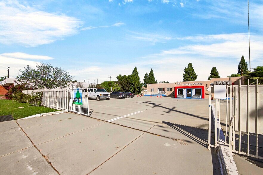 1555 W Commonwealth Ave, Fullerton, CA à vendre - Photo de l’immeuble – Image 2 sur 40