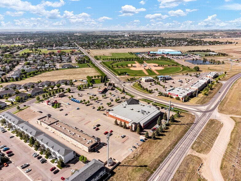 2440 Division Ave NW, Medicine Hat, AB à louer - Photo de l’immeuble – Image 3 sur 9