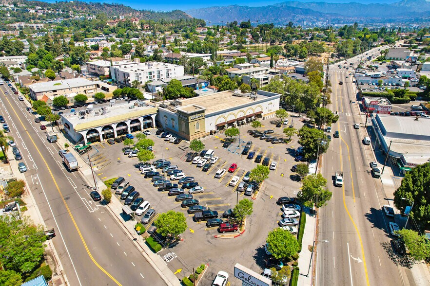 2712-2732 Griffith Park Blvd, Los Angeles, CA à louer - Photo de l’immeuble – Image 2 sur 3