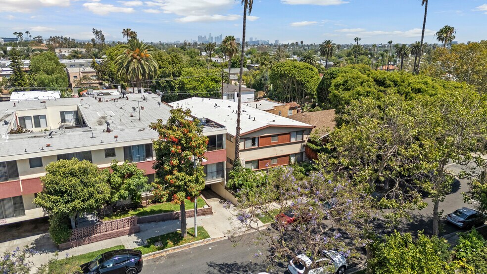 904 N Spaulding Ave, Los Angeles, CA à vendre - Photo de l’immeuble – Image 3 sur 40
