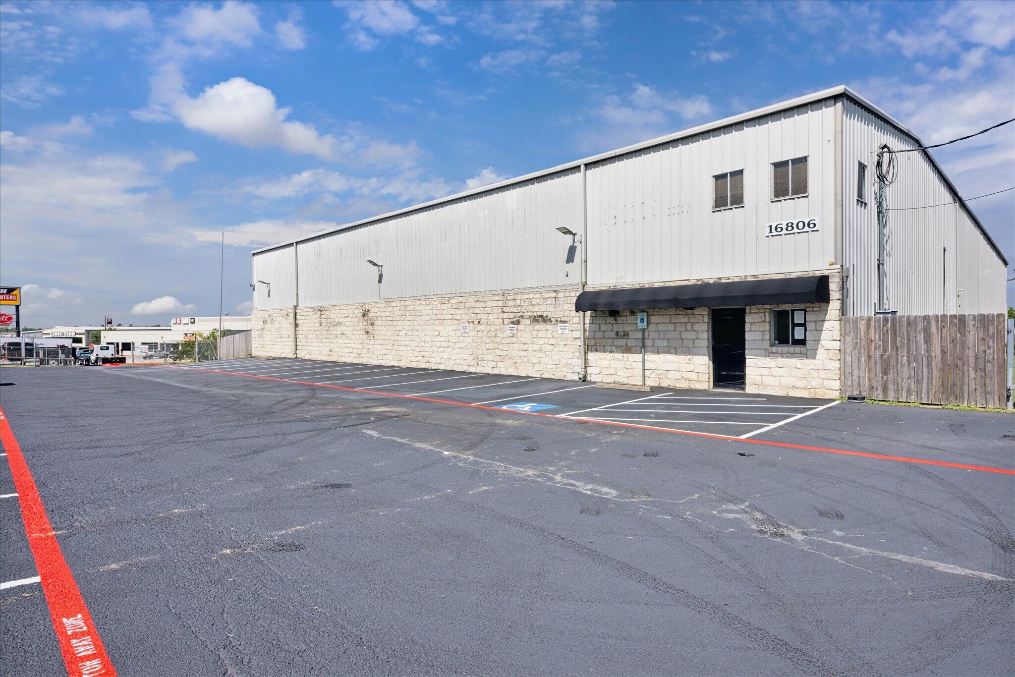 16806 I-35 S, Buda, TX à louer Photo de l’immeuble– Image 1 sur 15