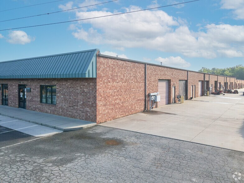 6120 Brookshire Blvd, Charlotte, NC à vendre - Photo de l’immeuble – Image 2 sur 10