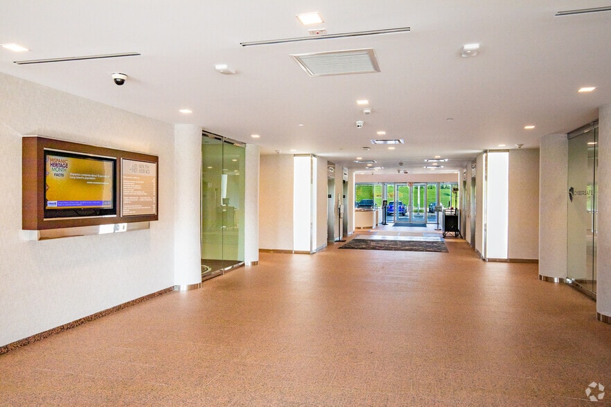 48 S Service Rd, Melville, NY à louer - Hall d’entrée – Image 2 sur 25