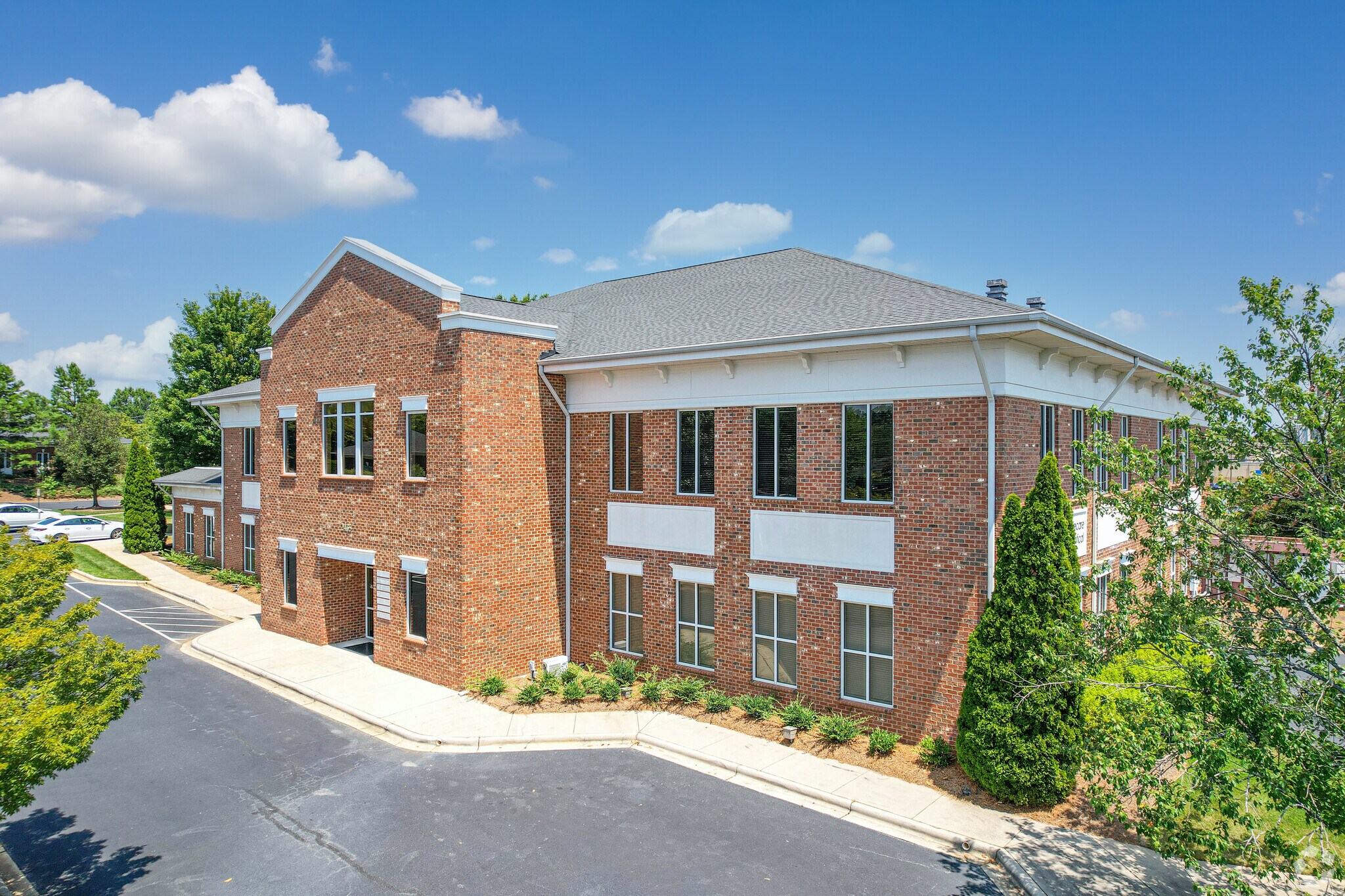 2435 Plantation Center Dr, Matthews, NC à vendre Photo de l’immeuble– Image 1 sur 22