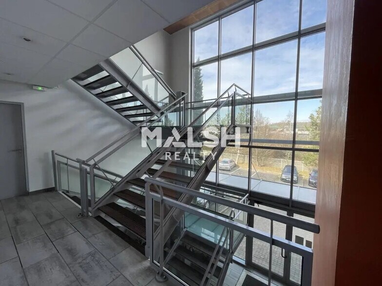 Bureau dans Saint-Genis-Laval à louer - Photo de l’immeuble – Image 2 sur 12