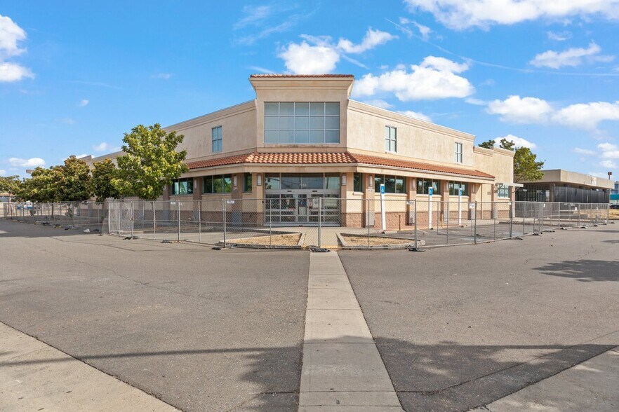 7155 24th St, Sacramento, CA à vendre - Photo de l’immeuble – Image 3 sur 15