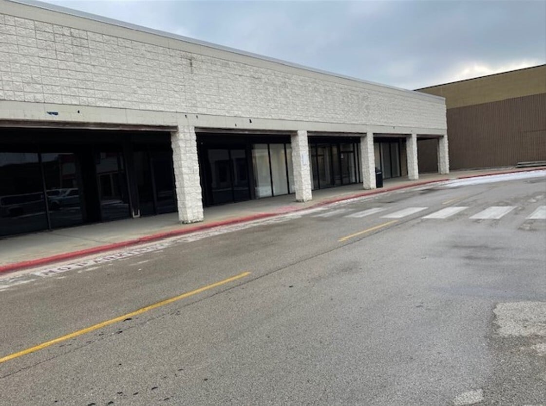 2000 N Neil St, Champaign, IL à louer Photo intérieure– Image 1 sur 2