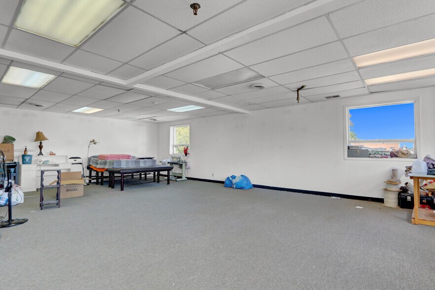 1438 Wantagh Ave, Wantagh, NY à louer - Photo de l’immeuble – Image 2 sur 15