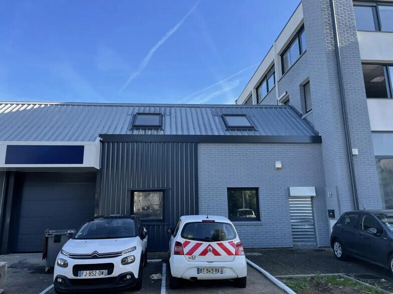 Local d’activités dans Évry-Courcouronnes à louer - Photo de l’immeuble – Image 3 sur 13