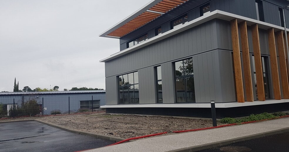 Local d’activités dans Canéjan à louer - Photo de l’immeuble – Image 3 sur 5