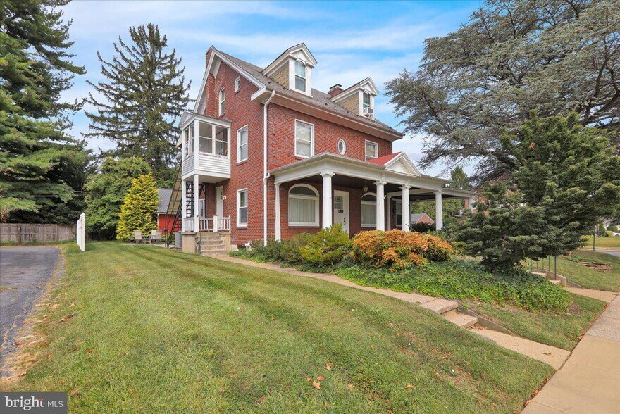325 E Lancaster Ave, Reading, PA à vendre - Photo de l’immeuble – Image 2 sur 27