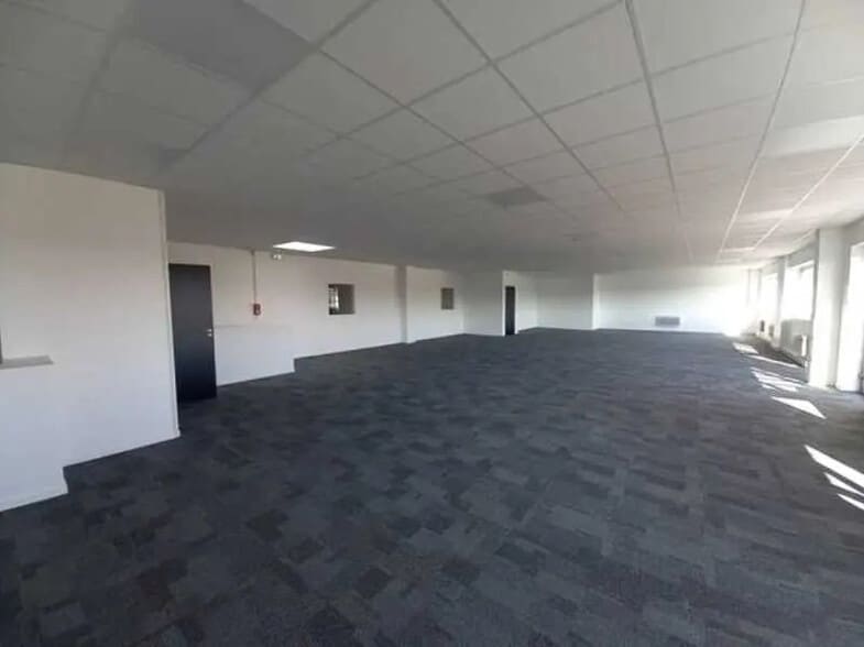 Local d'activités dans Marignane à vendre - Photo de l’immeuble – Image 3 sur 9