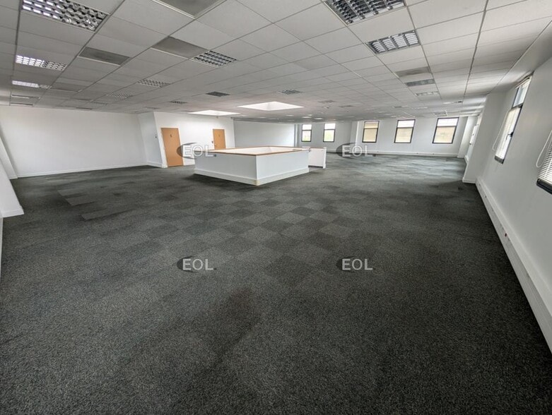 Local d’activités dans Créteil à louer - Photo de l’immeuble – Image 1 sur 8