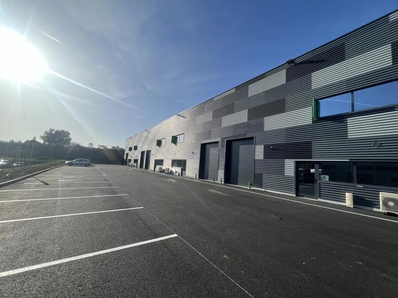 Local d’activités dans Artigues-près-Bordeaux à louer - Photo de l’immeuble – Image 1 sur 14