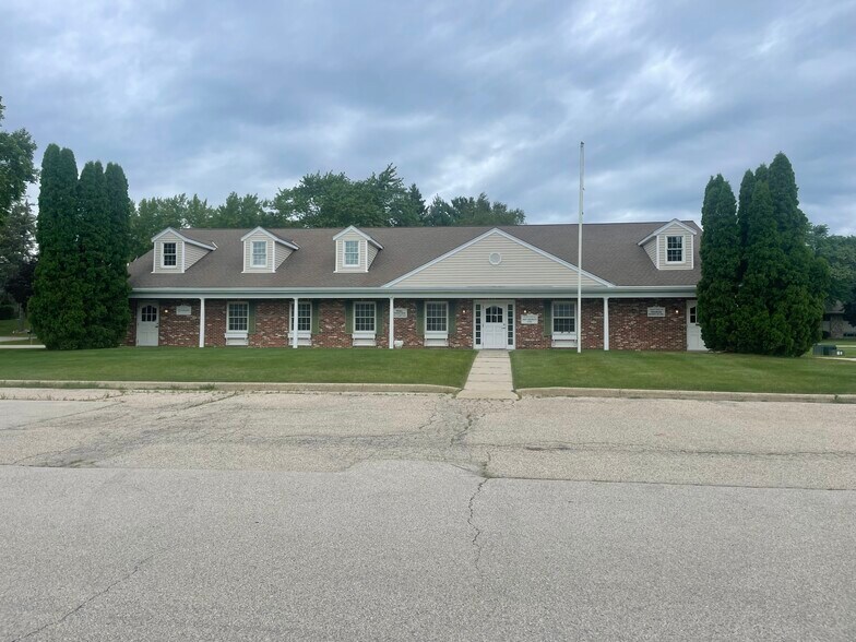 104 E Summit Ave, Wales, WI à vendre - Photo de l’immeuble – Image 1 sur 22