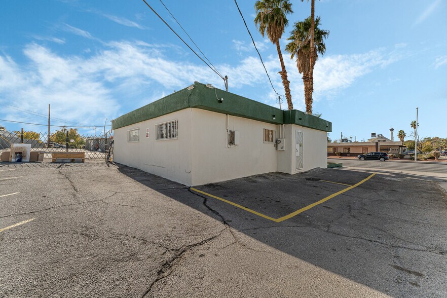 1909 S Eastern Ave, Las Vegas, NV à louer - Photo de l’immeuble – Image 3 sur 5