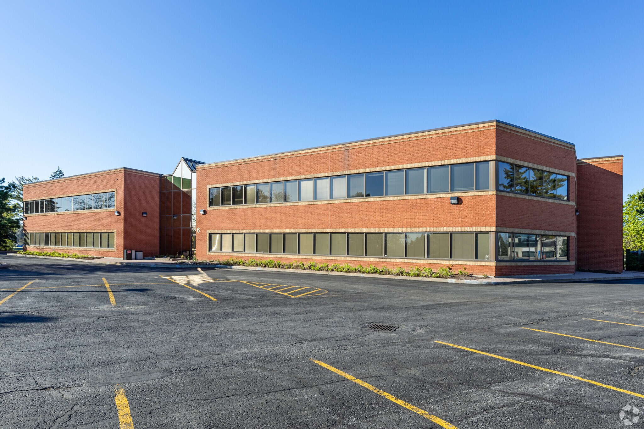 6 Gurdwara Rd, Ottawa, ON à louer Photo de l’immeuble– Image 1 sur 5