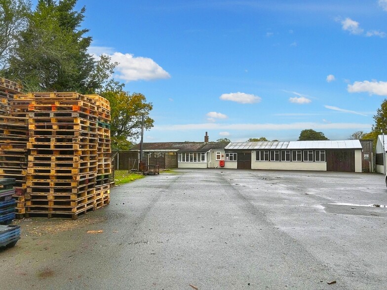 Lowfield Heath Rd, Charlwood à louer - Photo de l’immeuble – Image 1 sur 6