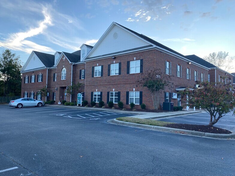 2931 Breezewood Ave, Fayetteville, NC à louer - Photo de l’immeuble – Image 2 sur 15