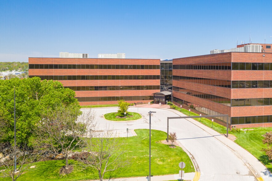 1010 Carondelet Dr, Kansas City, MO à louer - Photo de l’immeuble – Image 3 sur 4