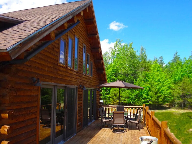 90 Mountain Meadows Way, Upper Jay, NY à vendre - Photo de l’immeuble – Image 2 sur 2