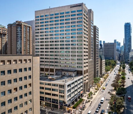 439 University Ave, Toronto, ON à louer - Photo de l’immeuble – Image 1 sur 1