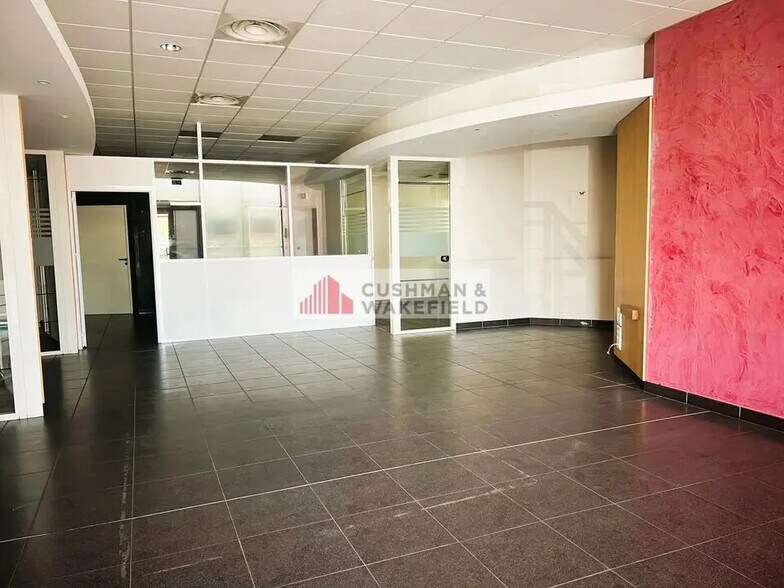 Local commercial dans Nîmes à louer - Photo de l’immeuble – Image 1 sur 3