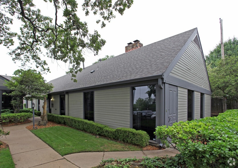 2411 E Skelly Dr, Tulsa, OK à vendre - Photo principale – Image 2 sur 8