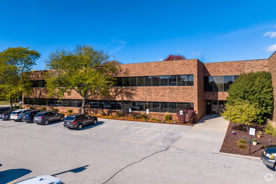 2400 S 102nd St, West Allis, WI à louer - Photo principale – Image 1 sur 29