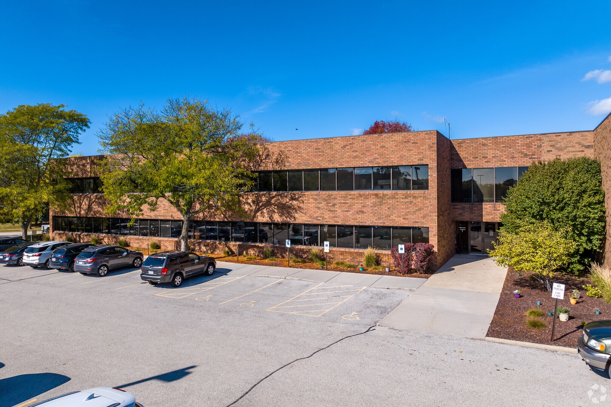 2400 S 102nd St, West Allis, WI à louer Photo principale– Image 1 sur 30