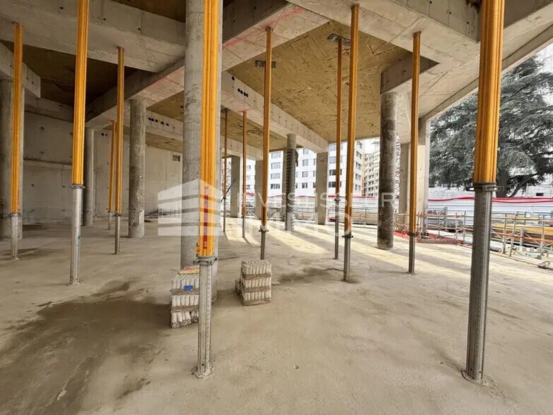 Local commercial dans Ivry-sur-Seine à louer - Photo de l’immeuble – Image 2 sur 34