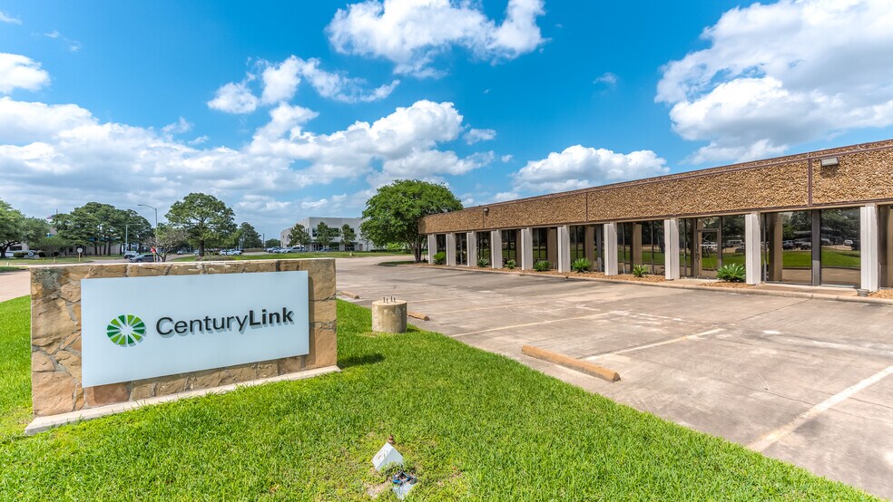 7000-7070 Empire Central Dr, Houston, TX à louer - Photo de l’immeuble – Image 1 sur 8