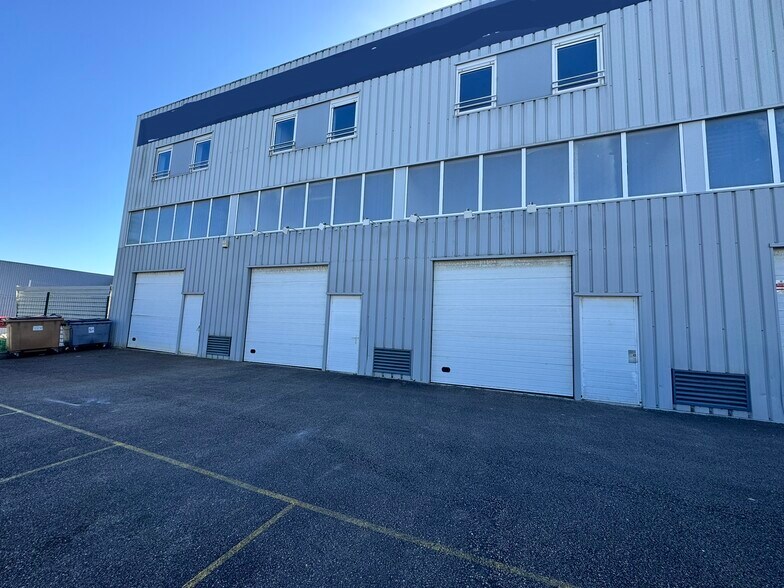 Local d'activités dans Achères à vendre - Photo de l’immeuble – Image 2 sur 10